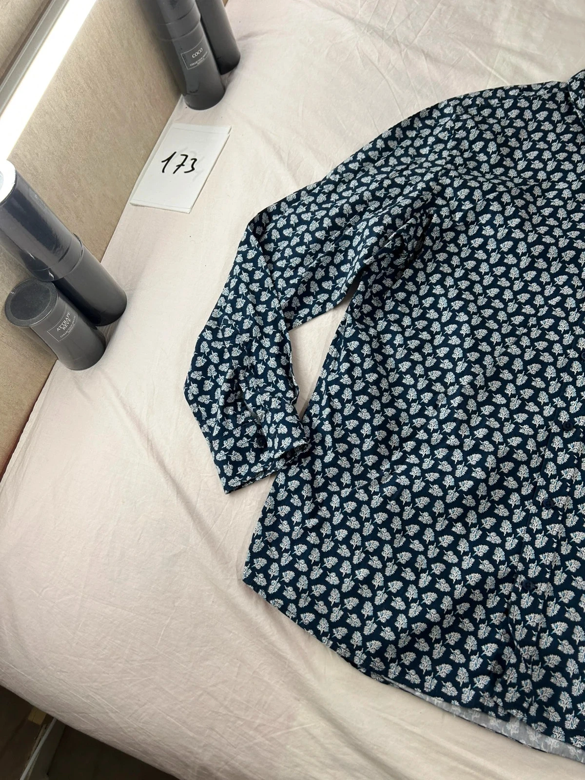 Camisa azul marino de Celio con motivos blancos – photo 4